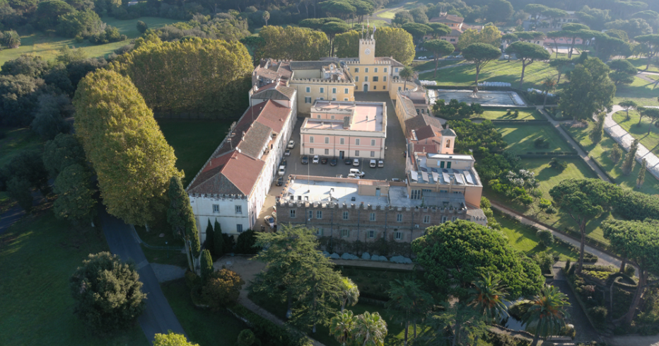 Castelporziano: il castello, il borgo e i giardini visti dall'alto.